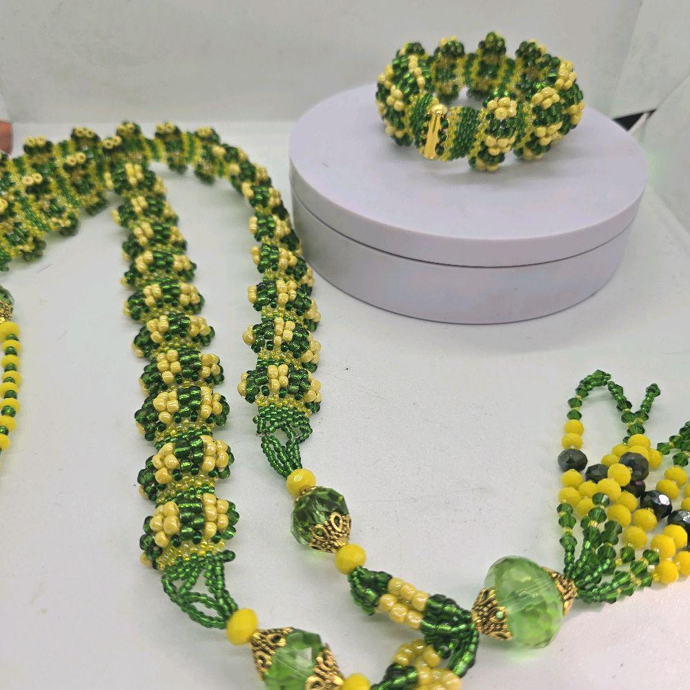 Orisha Orula-Orunmila Set de Pulsera y Collar with Green Beads, Yellow Accents, and Elegant Design - Imagen 5